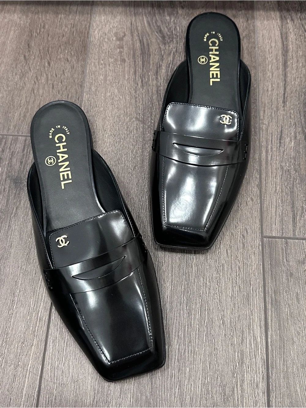 CHANEL NEW 2026 Black Patent Leather Slip-On Loafers SLIDES Gold CC HW size 38 - Picture 4 of 14